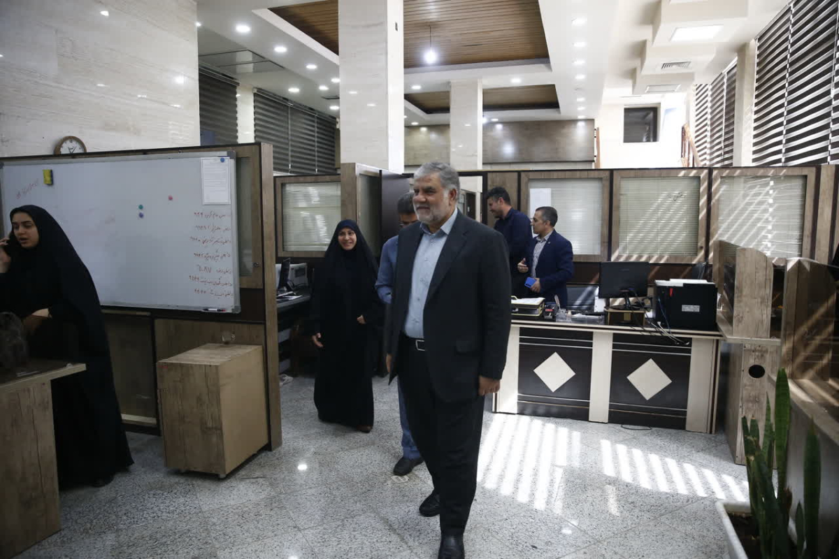 بازدید شهردار قم از سامانه ۱۳۷ و تقدیر از کارشناسان پاسخگو/تاکید بر اجرای «رویکرد اول مردم» در خدمت‌رسانی به شهروندان